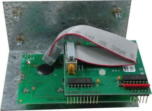 Schaltkreisplatine mit Kabelverbindung, montiert auf einem metallischen Halteblech, möglicherweise für Wolf Produkte, inkl. weiteren elektronischen Komponenten.